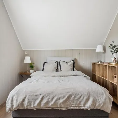 Spacious House With A Beautiful View For Rent オーレスン